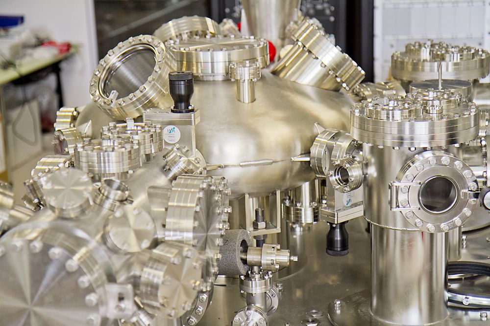 Multi-chamber UHV system during in-house integration